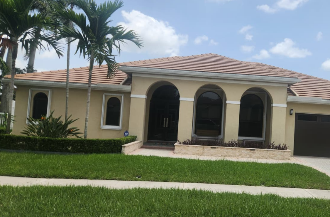 Single-storey Pembroke Pines home with a concrete tile roof and arched entry