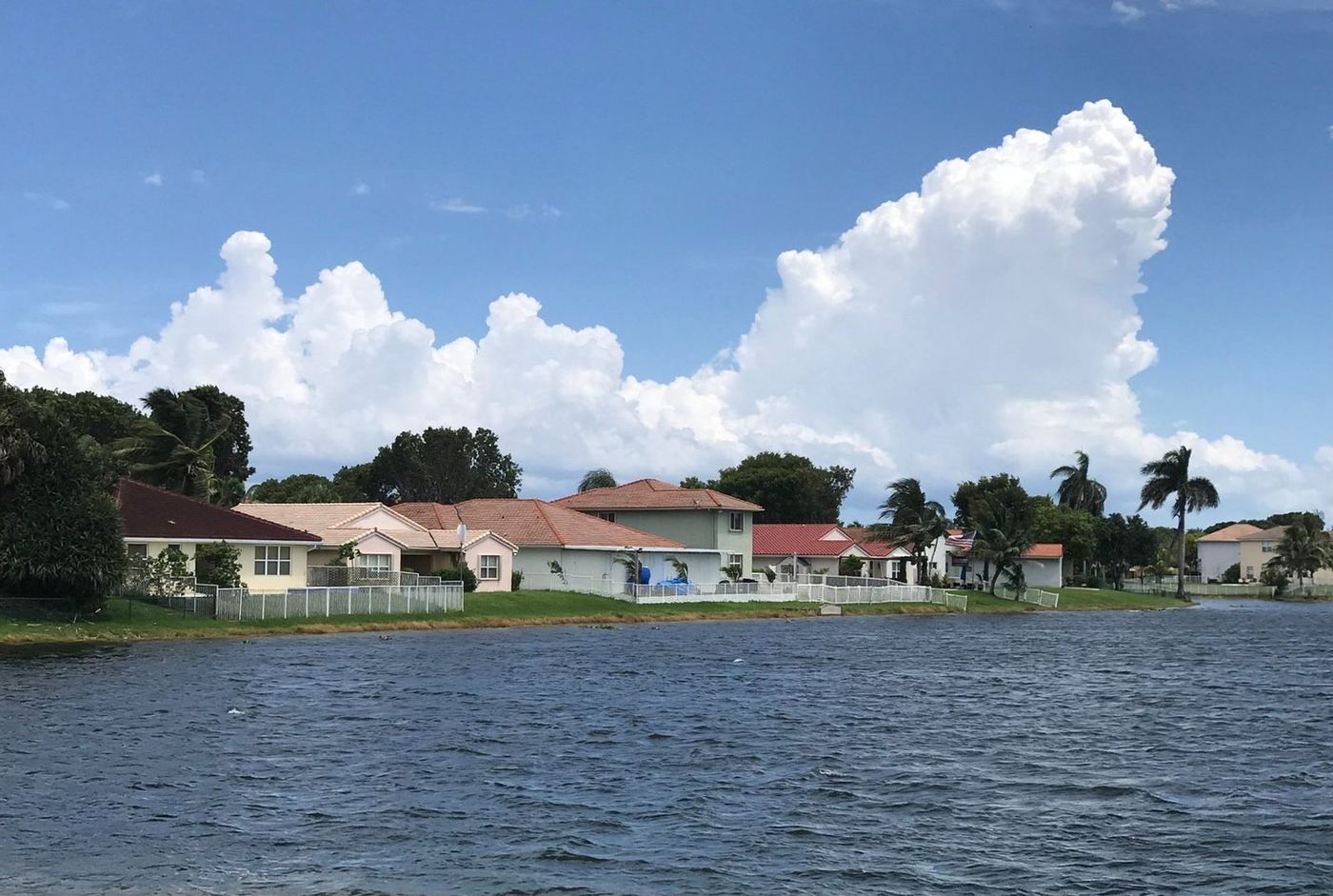 Lakefront homes with concrete tile roofs in Miramar, Florida