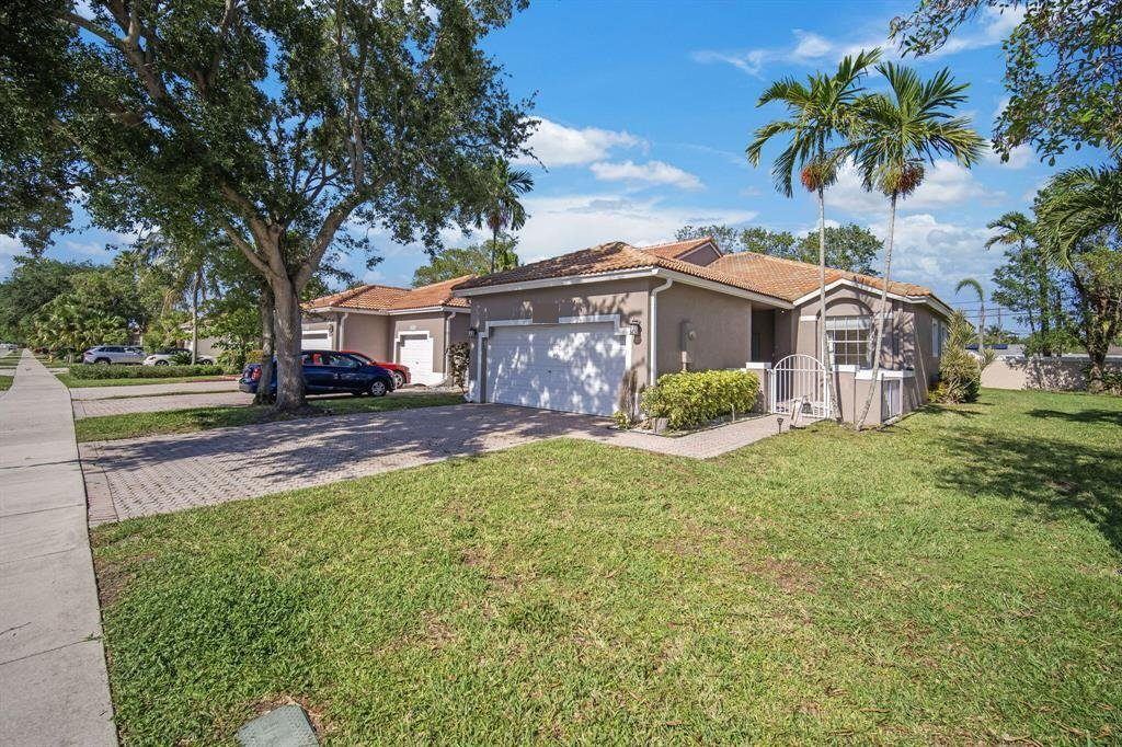 Concrete tile roof on a single-family home in a Sunrise, Florida community